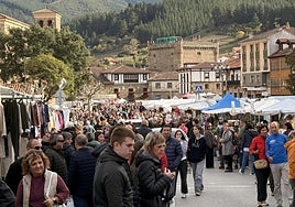 Las calles de Potes registraron este domingo mucha afluencia de visitantes