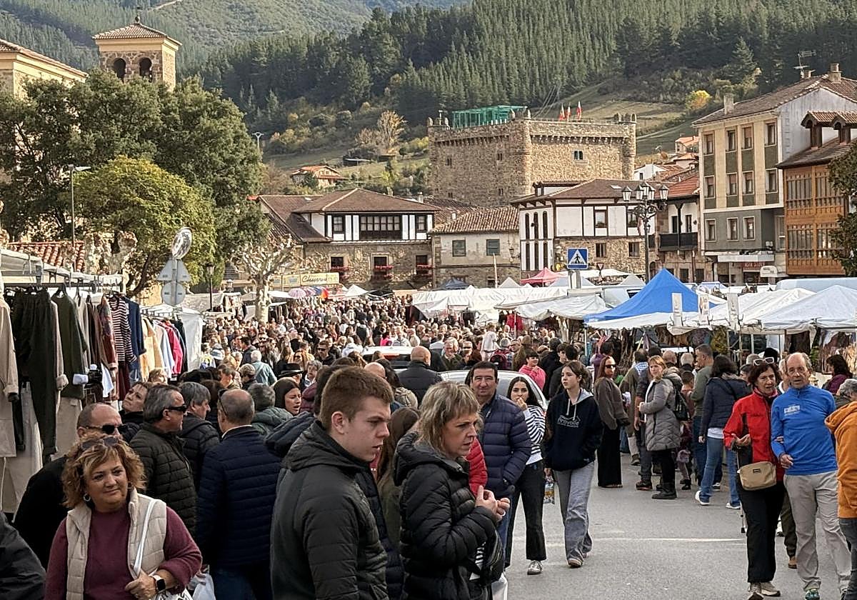 Las calles de Potes registraron este domingo mucha afluencia de visitantes