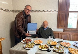 El alcalde de Vega de Liébana hizo entrega a Santos Salceda de una placa con motivo de su centenario