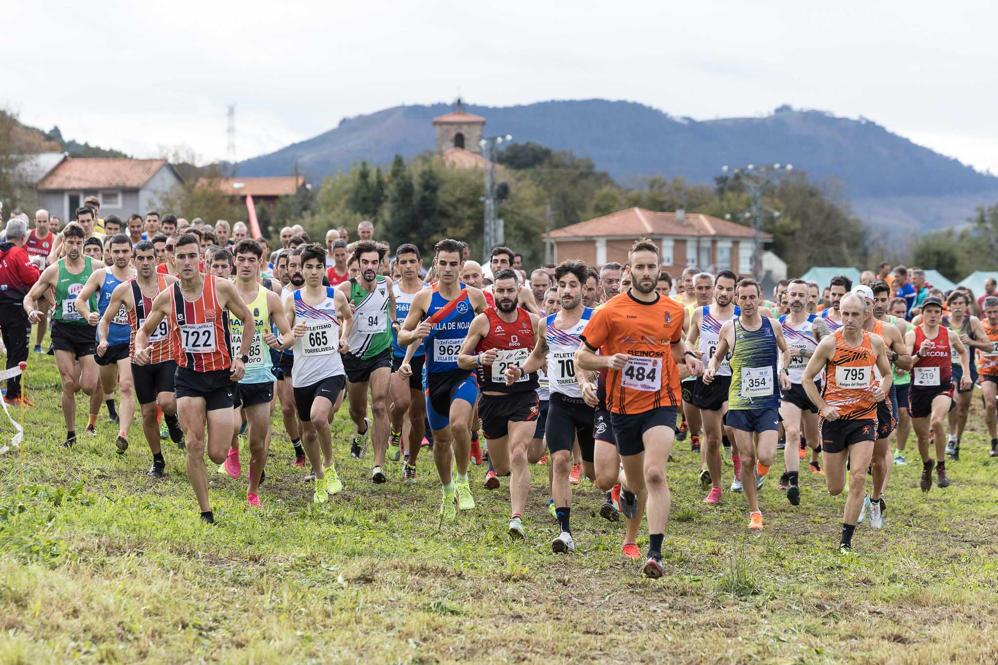 Los atletas de la categoría masculina, tras la salida.