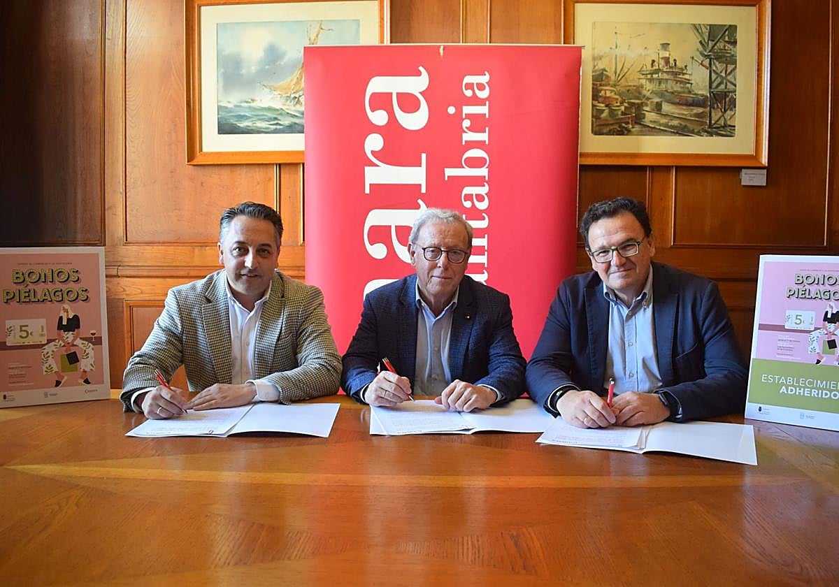 El alcalde, Carlos Caramés, en la firma del convenio con el director general de Consumo, Roberto Ruiz y un representante del comercio en la Cámara de Comercio.