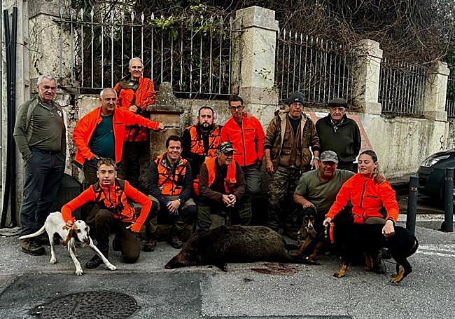Componentes de la cuadrilla 91, de Leandro Ceballos, con el ejemplar que abatieron en Vaocerezo.