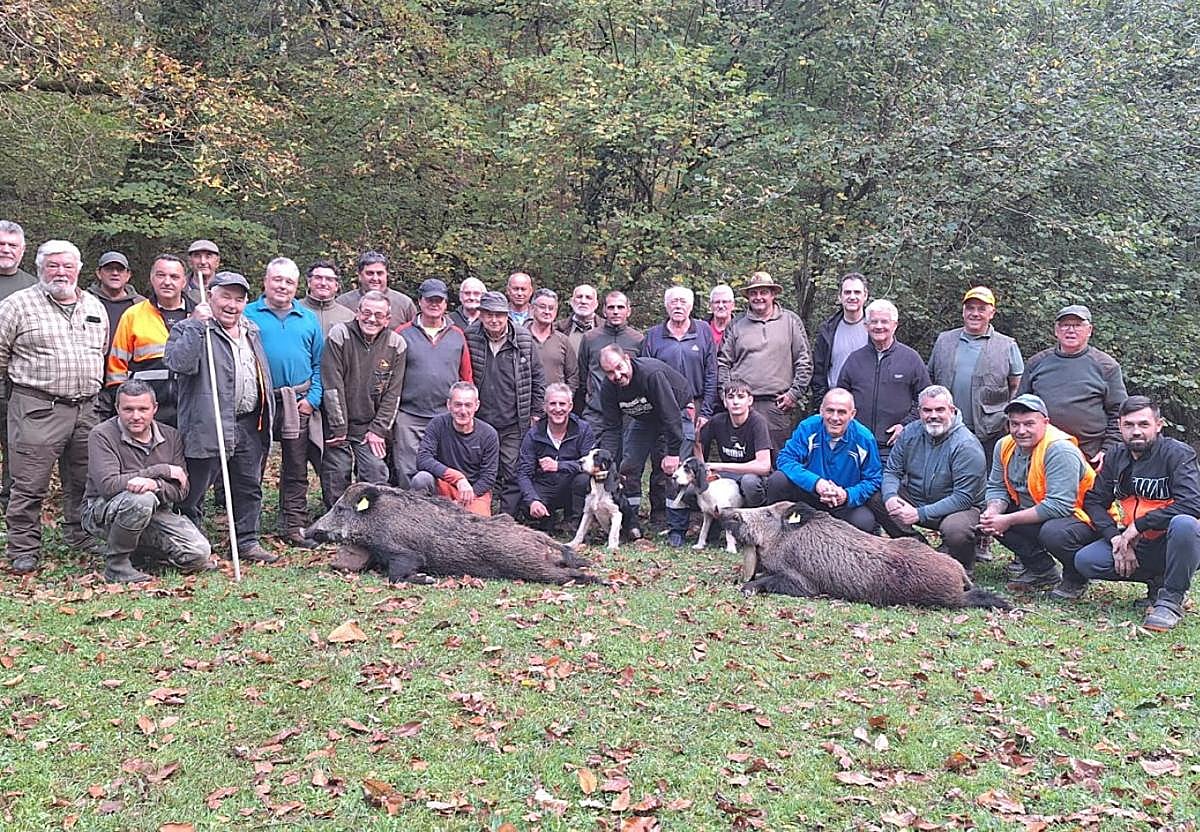 Integrantes de la cuadrilla 4, dirigida por Eloy Martínez, con los dos jabalíes que abatieron el domingo en la cacería de Vados Centro.