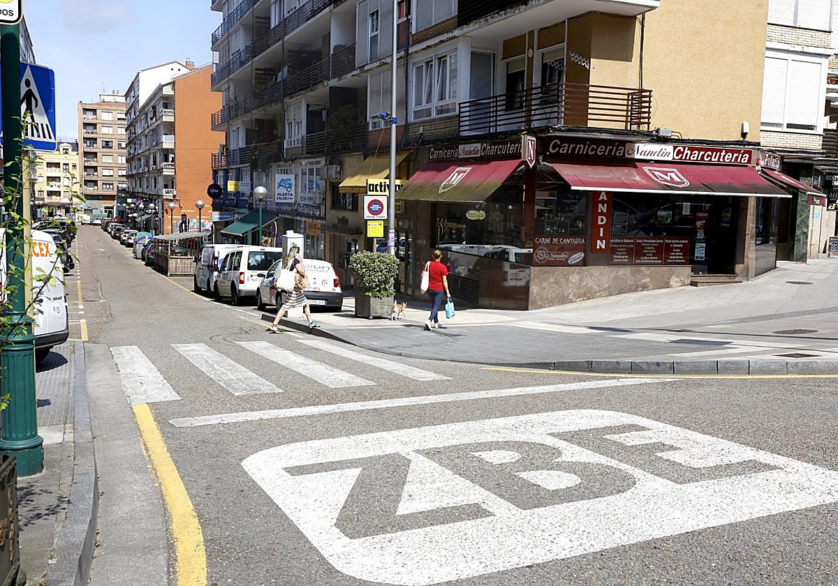 La calle Félix Apellaniz, dentro del perímetro de la Zona de Bajas Emisiones de Torrelavega.