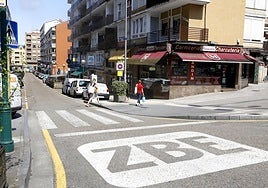 La calle Félix Apellaniz, dentro del perímetro de la Zona de Bajas Emisiones de Torrelavega.