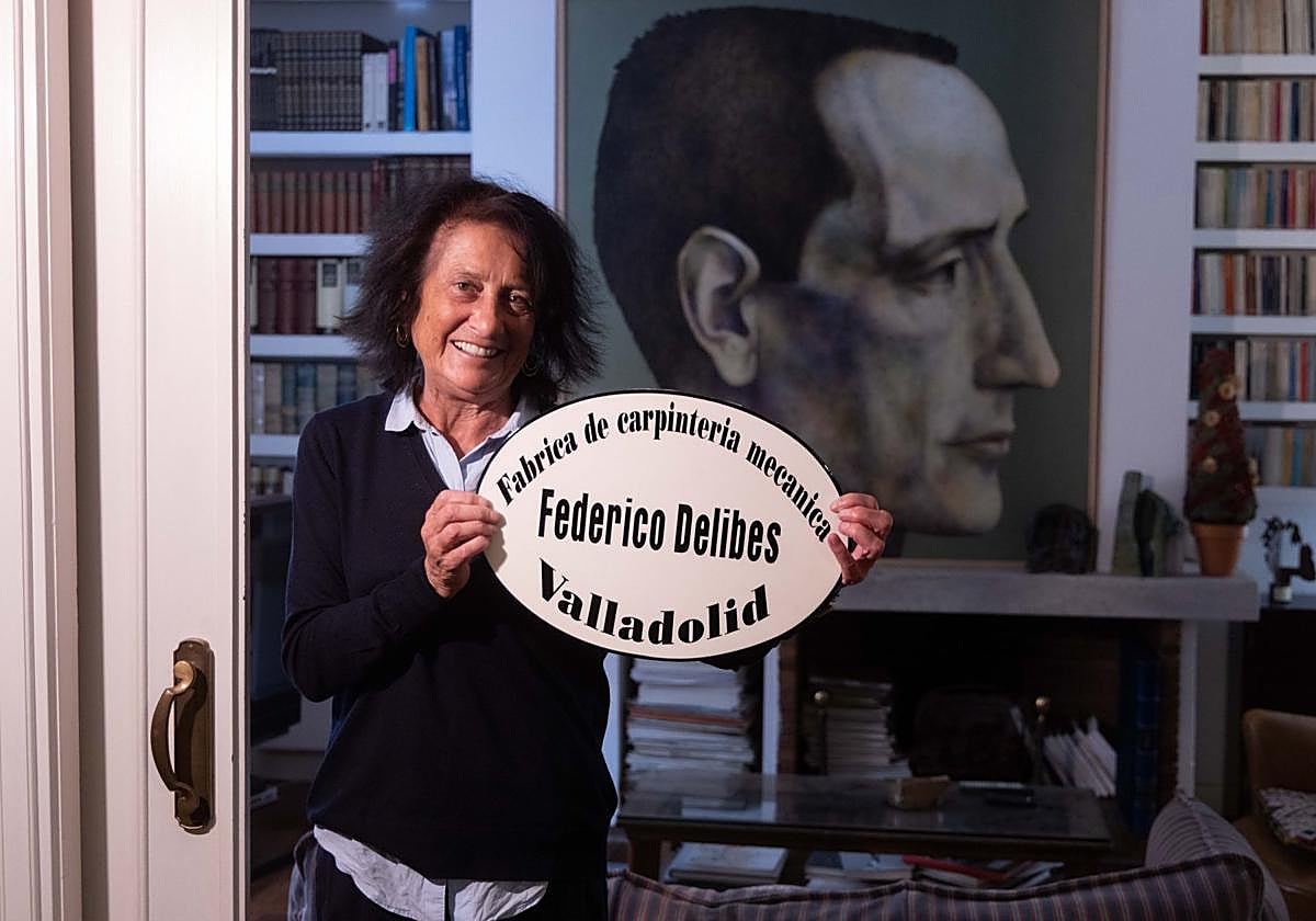 Elisa Delibes en la casa de la calle Dos de Mayo que fue el domicilio del escritor.