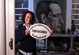 Elisa Delibes en la casa de la calle Dos de Mayo que fue el domicilio del escritor.