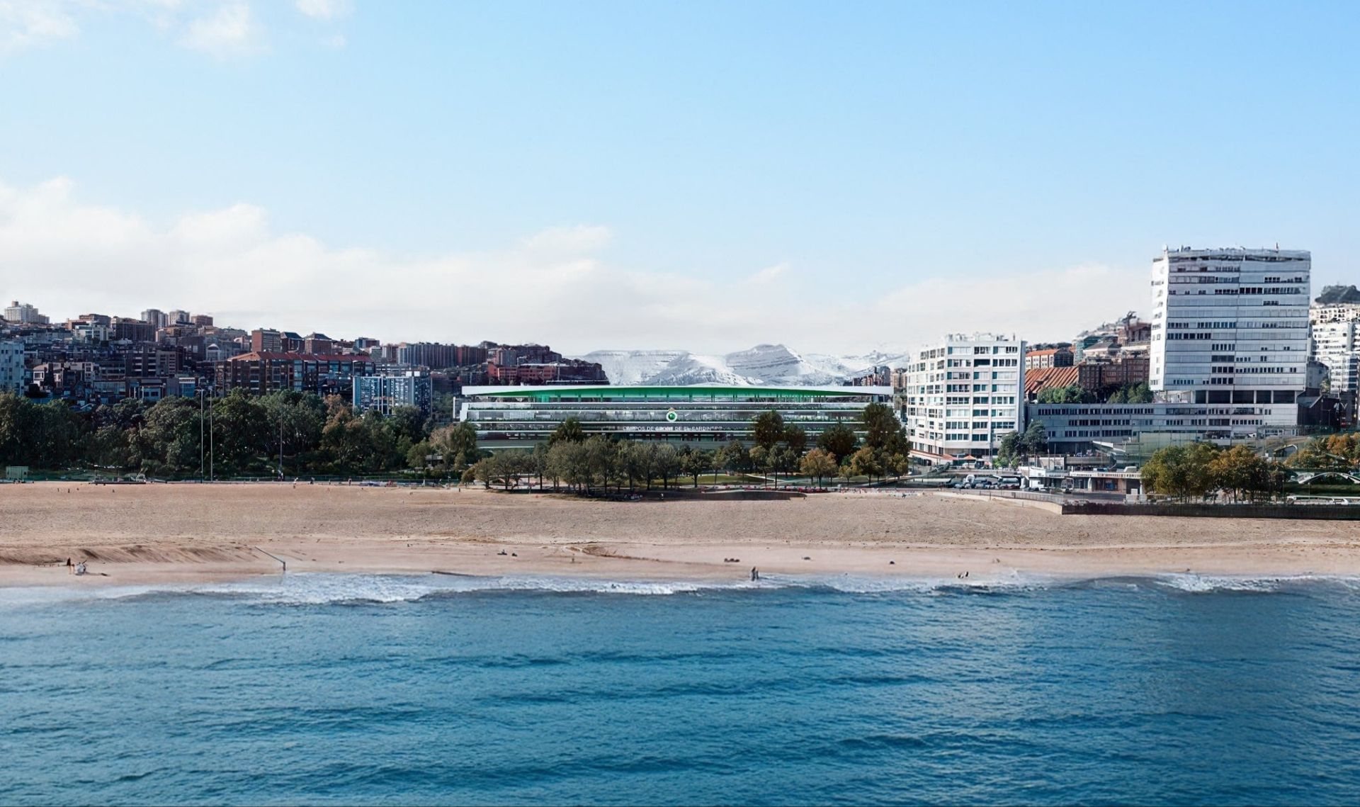 Vista del estadio (zona este) desde la playa de El Sardinero, con las montañas de fondo.