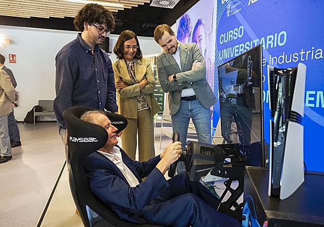 La rectora, Conchi López, y el consejero Eduardo Arasti prueban la tecnología del curso sobre videojuegos. uc