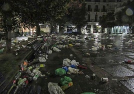 Restos de botellas y bolsas tras el botellón que se produjo la noche del viernes al sábado en la Plaza de Pombo.
