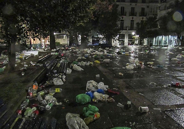 Restos de botellas y bolsas tras el botellón que se produjo la noche del viernes al sábado en la Plaza de Pombo.