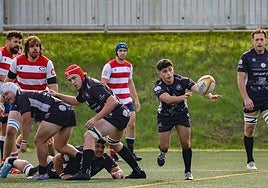 Nicolás Serván pasa el oval a un compañero en el encuentro ante el Universitario.