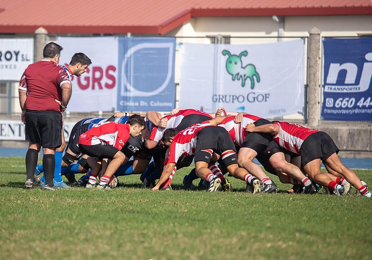 El equipo del Sotileza en una melé contra Gijón.