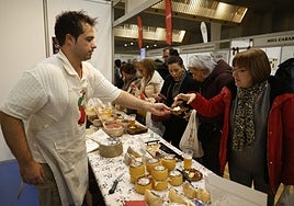 Una clienta prueba un queso en una feria agroalimentaria.
