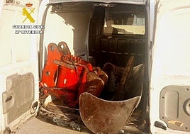 Encontraron un cazo robado dentro de la furgoneta en la que los autores pretendían huir.