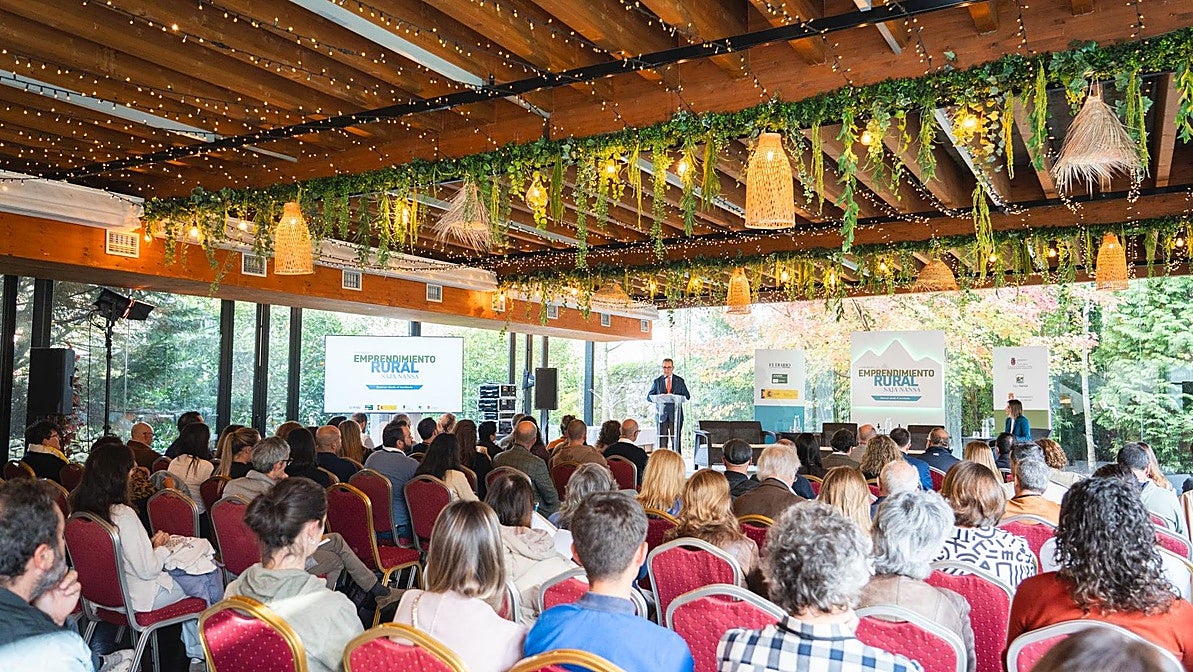 Paulino San Emeterio, director general de Pesca y Alimentación, intervino en representación de la consejera de Desarrollo Rural, María Jesús Susinos al inicio del evento, celebrado en el Palacio Guevara de Treceño.