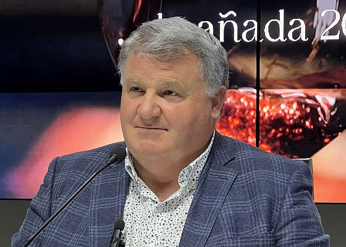 Imagen secundaria 1 - A lz izquierda, Enrique Pascual, presidente del Consejo Regulador DOP Ribera del Duero. Y, a la derecha, las diez copas con los respectivos vinos catados a ciegas.