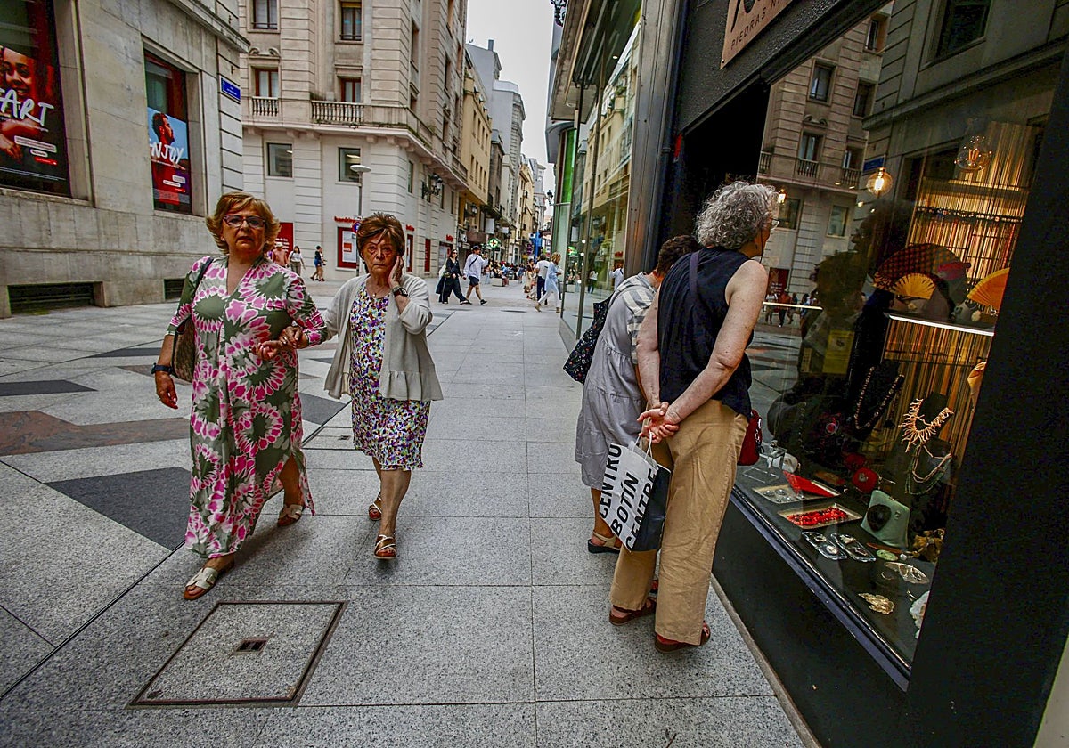 Clientes observan un escaparate de Santander.