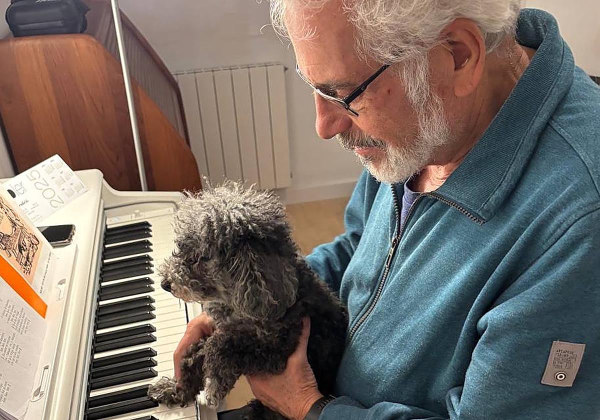 Juan Manuel Serradilla, con su perrita, en su casa de El Astillero.