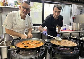 Fernando Llamosas y Andoni Suárez, elaborando arroces.
