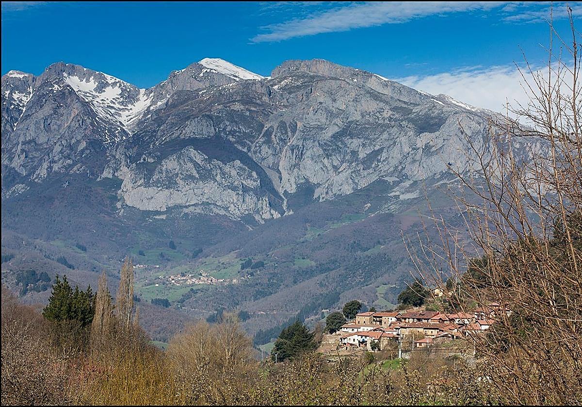 Valle de Bedoya, con Peña Sagra al fondo.