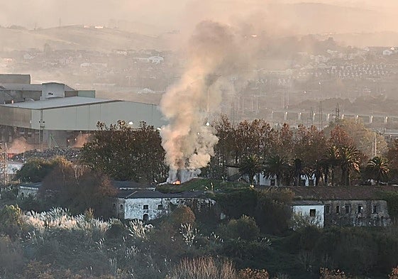 Imagen del humo que salía, durante la tarde de este lunes, de La Remonta, en Santander.