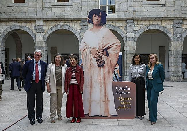 Alfredo Pérez de Armiñán, Cristina Fernández Gallo, Rebeca Rodríguez Hoz, Conchi López y María José González Revuelta, en la presentación de la muestra.