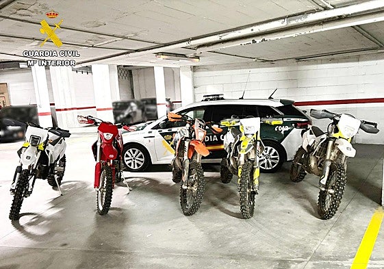 Algunas de las motocicletas que han sido recuperadas por la Guardia Civil.