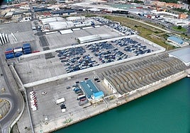 Nueva parcela de Boluda en el Puerto de Santander, cerrada con un muro perimetral y en la imagen con coches estacionados.