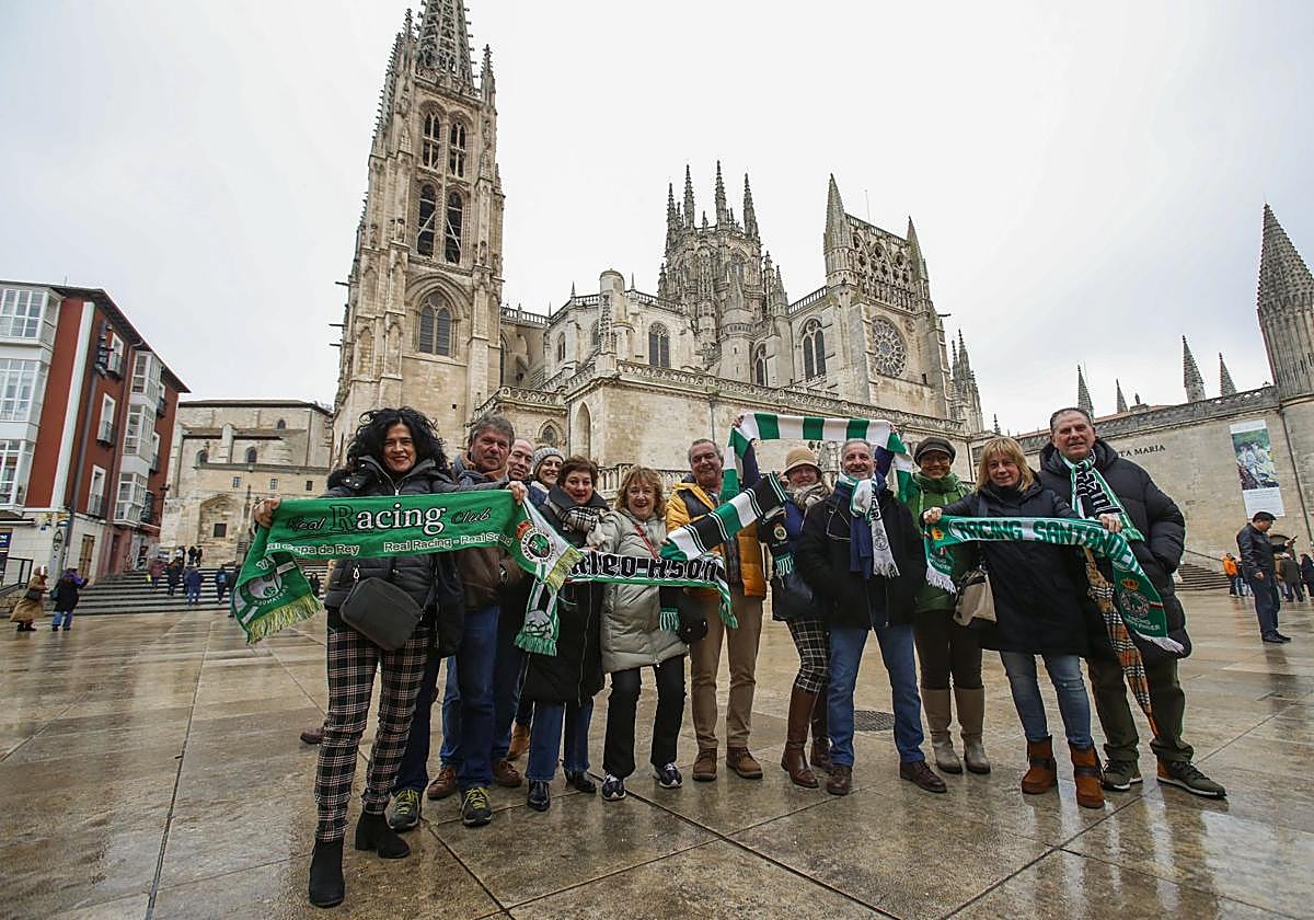 Aficionados racinguistas junto a la Catedral de Burgos, la pasada temporada.