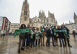 Aficionados racinguistas junto a la Catedral de Burgos, la pasada temporada.