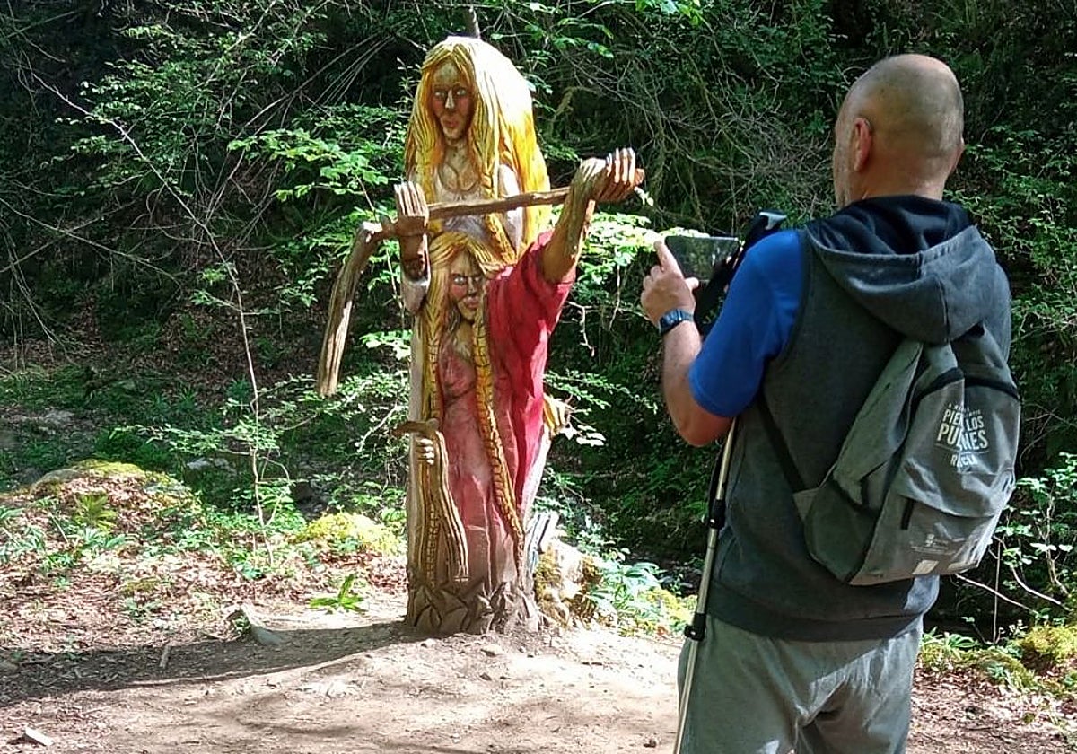 La ruta con figuras sobre la mitología cántabra del monte Tejas sigue en la palestra.
