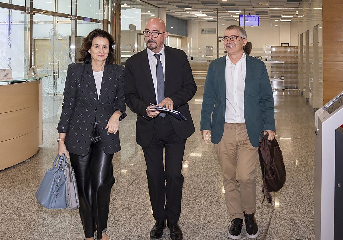 César Pascual llega a la rueda de prensa junto a María Souto y Luis Carretero.
