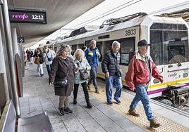 Los usuarios llegan a la estación de Santander.
