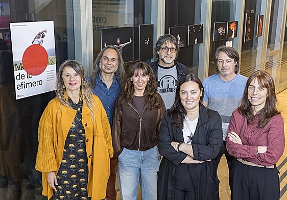 Beatriz Palenzuela, Rafael de la Lastra, Ana Isabel Pachecho, Aureo Gómez, Noemí Méndez, Dani Vidala y Marta Romero presentaron ayer la exposición 'Memoria de lo efímero' en el Centro Civico Tabacalera.