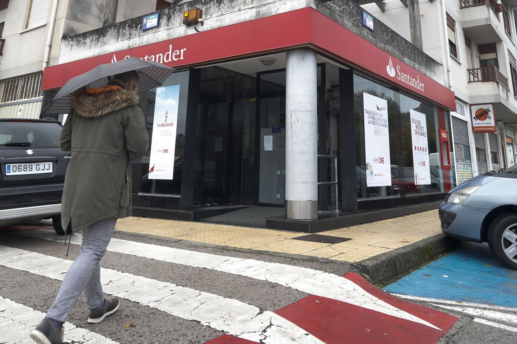 Un hombre se dirige a una oficina del Banco Santander en Barcena de Cicero.