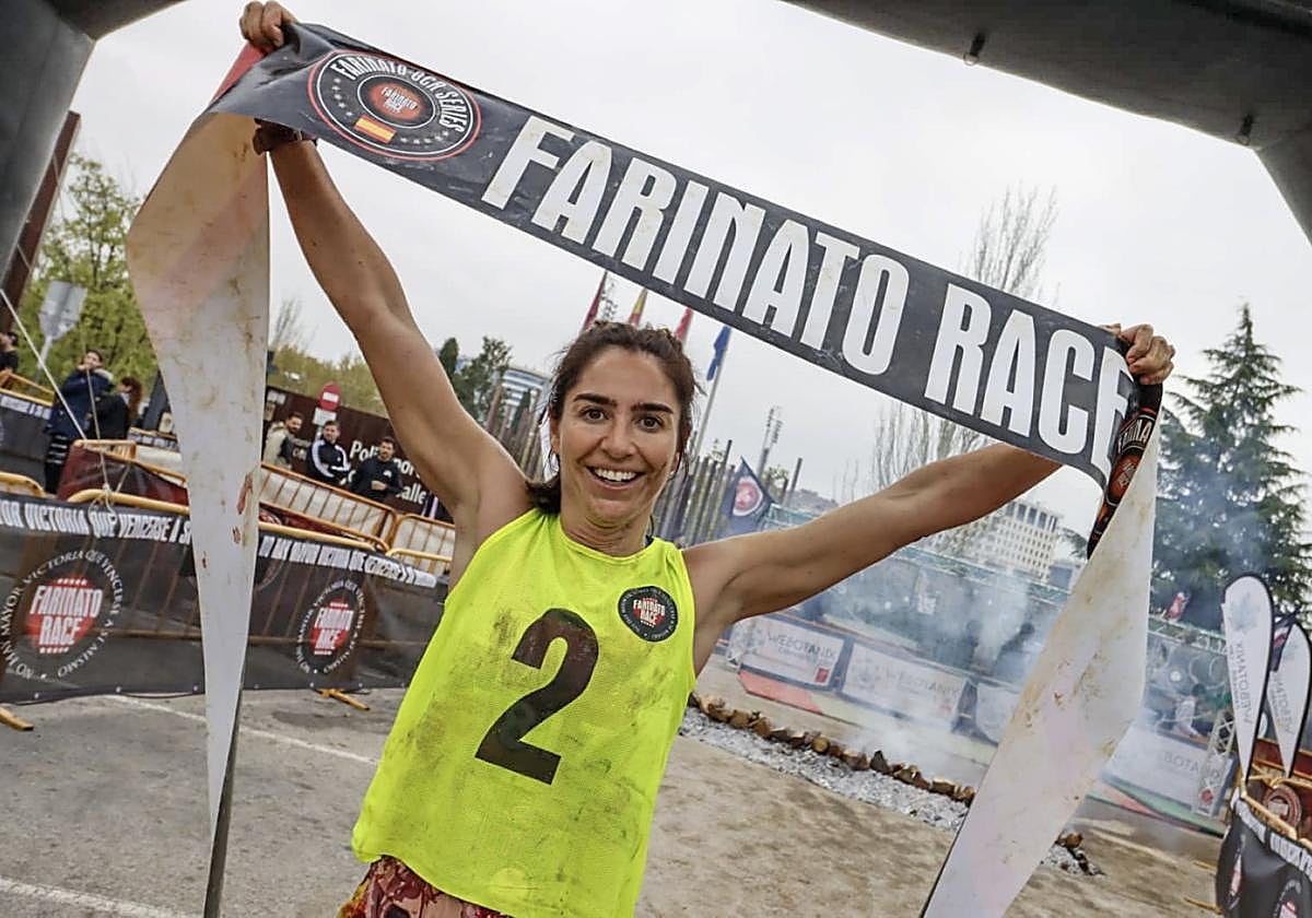 Fuen Vaquero alza la banda de la carrera.