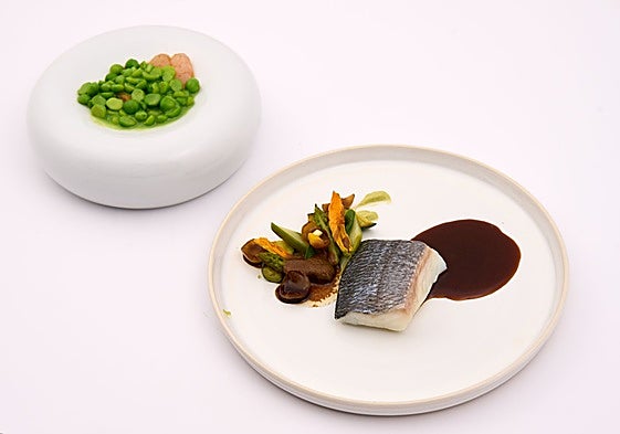 Dorada confitada con guarnición vegetal, plato de la estudiante gallega María Bazar, ganadora del Premio Promesas 2025.