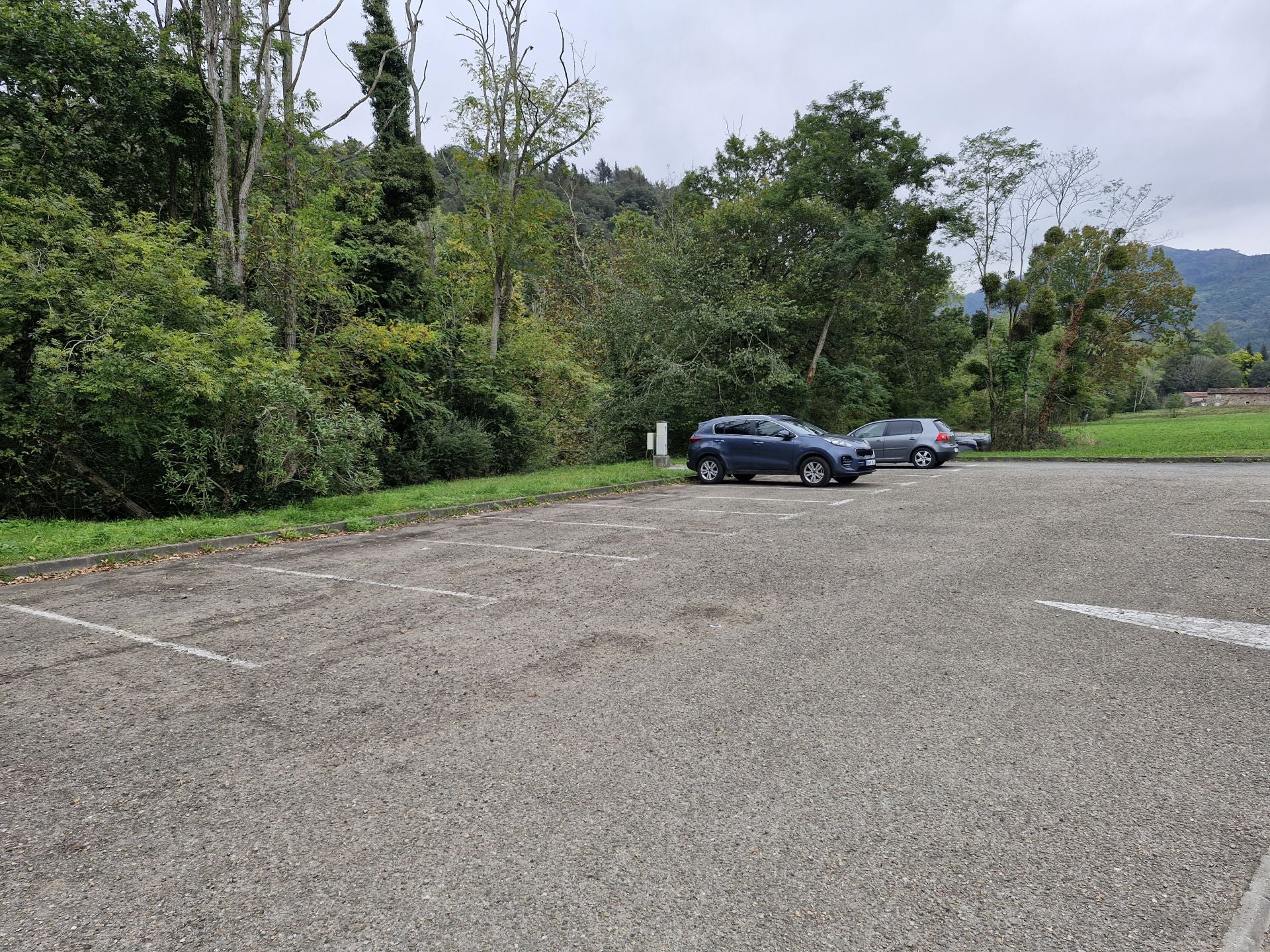 Cerca del Ayuntamiento de Herrerías hay un aparcamiento en el que dejar el coche.