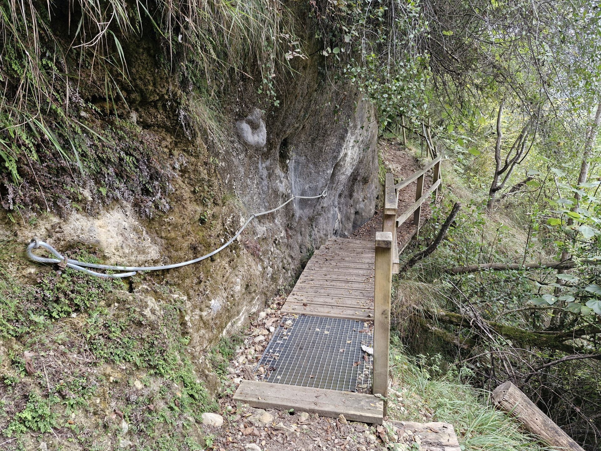 Unos cables de acero pegados a la pared avisan de la parte más complicada del recorrido y en la que hay que tener más cuidado.