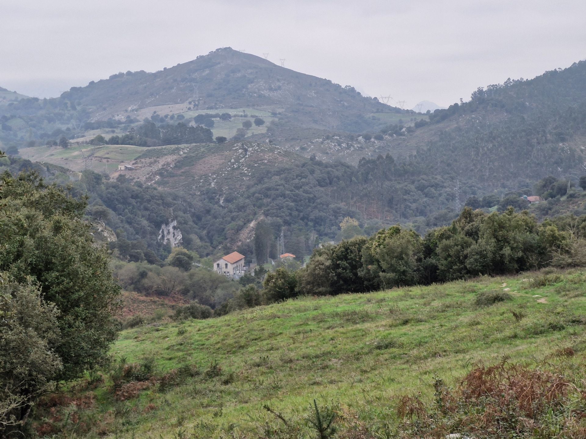 La central de Trascudia, el punto intermedio del recorrido, ya se divisa desde este prado.
