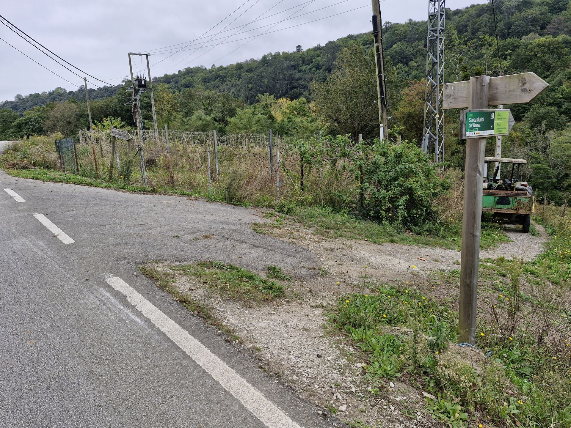 Tras un trayecto de unos 500 metros por carretera, una desviación a la derecha indica el comienzo de la senda.