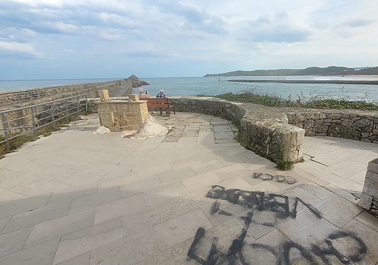 El mirador de la batería con pintadas y el monumento 'Ventanas al mundo' deteriorado.