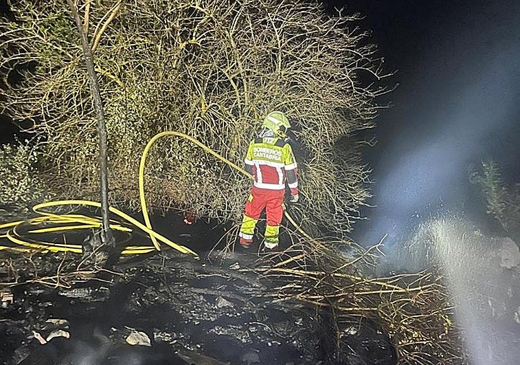 Los bomberos también sofocaron varios fuegos durante la madrugada, como este de la imagen en Pesaguero.