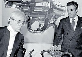 Warhol y Fernando Vijande, en la inauguración de la muestra en 1983.