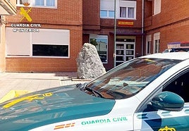 Un vehículo de la Guardia Civil en las dependencias de este Cuerpo en Santoña.