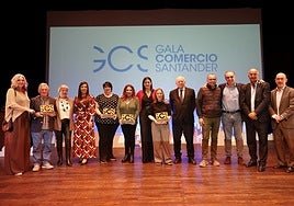 De izquierda a derecha, Beatriz Díez, Javier Acero, Isabel Fernández, Rosa Vega, Beatriz Cruz, Mónica Rodríguez, Gema Igual, Marián Montero, Gaspar Laredo, Borja Pérez, Javier Puente, Gonzalo Cayón y Álvaro Lavín, ayer, en la Gala del Comercio de Santander celebrada en el Teatro Casyc.