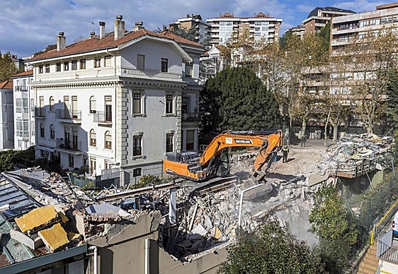 La maquinaria trabajaba, ayer, en las obras de derribo de la Clínica Cotero, en Menéndez Pelayo.