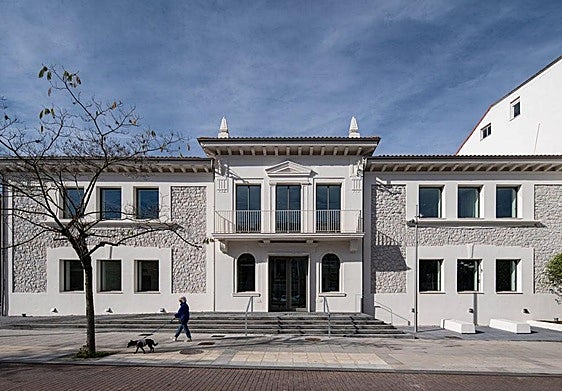 Vista exterior del edificio de La Llama, el nuevo ayuntamiento de Torrelavega.
