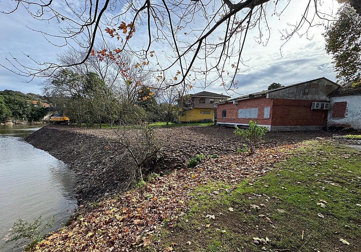 Orilla del río Pas en la zona conocida como La isla.